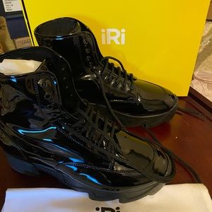 iRi unisex black patent leather boot